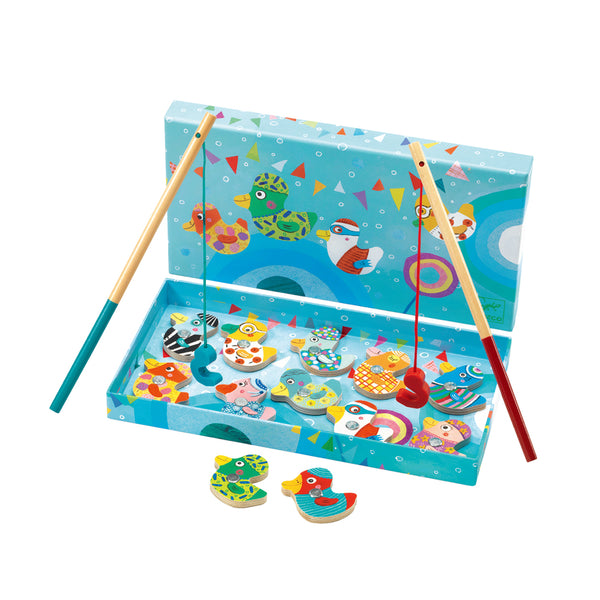 「 フィッシングダック」という商品です。色とりどりのアヒルたちを釣り上げるフィッシングゲーム。釣り竿でカラフルなマグネットの鳥を釣ります。